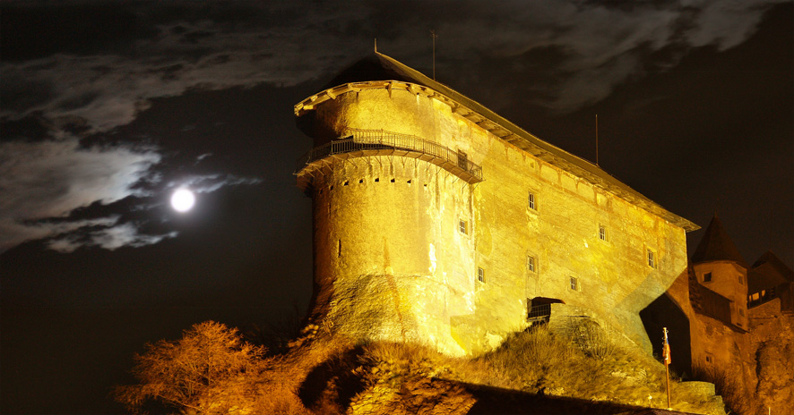 Oravský hrad počas noci