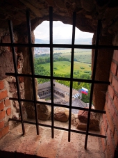 Pohľad cez zamrežované okno z hradu Stará Ľubovňa