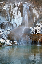 Zmrznutý vodopád v obci Lúčky na Slovensku