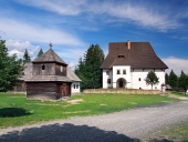 Drevená veža a kaštieľ v Pribyline na Slovensku