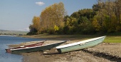 Tri loďky na brehu