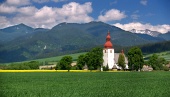 Zelené pole a starý kostol