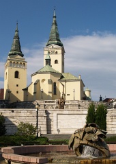 Kostol a fontána v Žiline