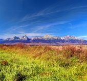 Pestrofarebný pohľad na vrcholky Vysokých Tatier v diaľke