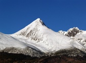 Majestátny vrchol Kriváň počas zimy