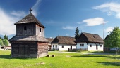 Drevená zvonica a ľudové domy v skanzene Pribylina