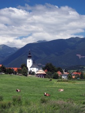 Kostol a kopce v Bobrovci
