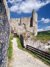 Vnútorné opevnenie hradu Beckov
