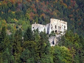 Zrúcanina hradu Likava ukrytá hlboko v lese