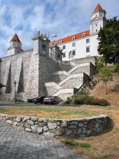Múr opevnenia a schody z Bratislavského hradu