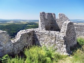 Zničené múry Čachtického hradu počas leta