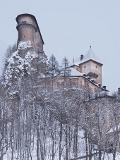 Vzácny pohľad na Oravský hrad v zime