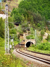 Železničná trať s tunelom pri Šútove