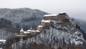 Všetky budovy Oravského hradu počas zimy