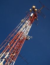 Červeno biely rádiový vykrývač na pozadí s modrou oblohou
