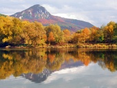 Pohorie Šípskej Fatry a rieka Váh na jeseň