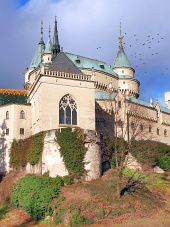 Kaplnka Bojnického zámku na jeseň