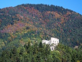 Likavský hrad v hlbokom lese na Slovensku