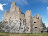 Vnútorné nádvorie a zrúcanina hradu Beckov