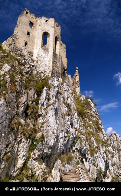 Kaplnka hradu Beckov na strmom brale vysokom 50 metrov