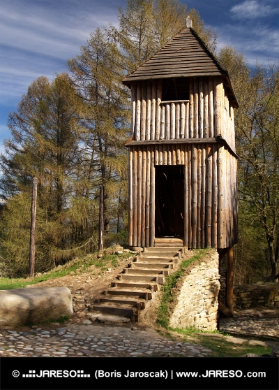 Zrekonštruované drevené opevnenie na Havránku