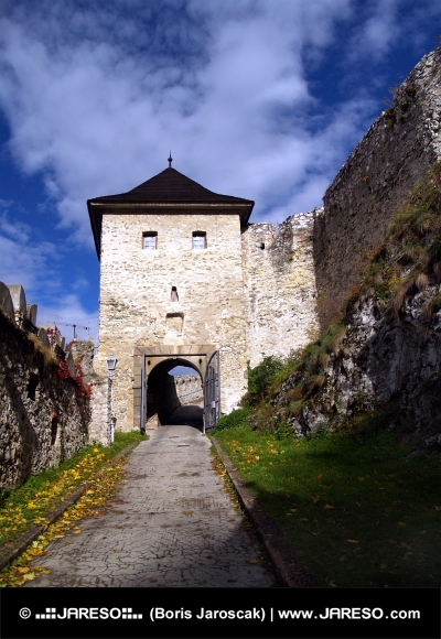Hlavná vstupná brána do Trenčianskeho hradu počas jesene