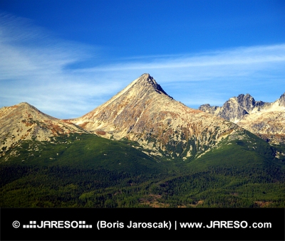 Masívny vrchol Kriváň počas leta vo Vysokých Tatrách