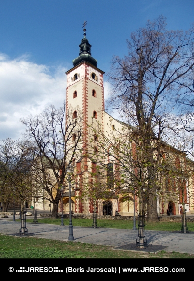Kostol Nanebovzatia Panny Márie a park v meste Banská Bystrica