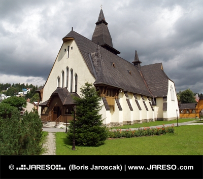 Kostol svätej Anny v obci Oravská Lesná na Slovensku