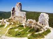 Ruiny opevnenia Čachtického hradu počas leta