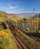 Železničný most počas jesene