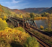 Železničný most v pestrofarebnej prírode