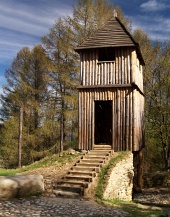 Zrekonštruované drevené opevnenie na Havránku