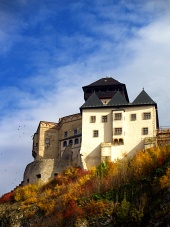 Trenčiansky hrad na jeseň a modrá obloha