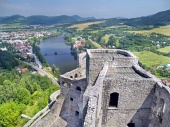 Letecký pohľad z veže hradu Strečno