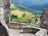 Letný pohľad z hradu Strečno