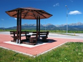 Prístrešok s lavičkami a Vysoké Tatry