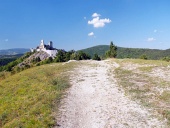Turistická cesta k hradu Čachtice