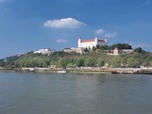 Bratislavský hrad nad riekou Dunaj