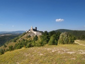 Čachtický hrad na kopci v diaľke