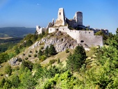 Čachtický hrad počas leta