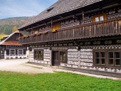 Unikátne ľudové domy v obci Čičmany na Slovensku