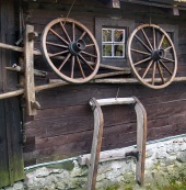 Stena drevenice s tradičnými vidieckymi nástrojmi