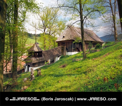 Drevený UNESCO kostolík v obci Leštiny na Slovensku