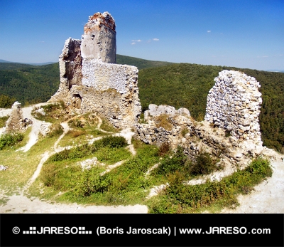 Ruiny opevnenia Čachtického hradu počas leta