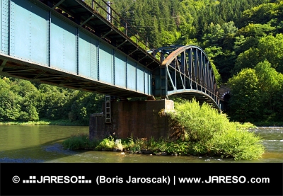 Železničný most nad riekou Váh pri Strečne