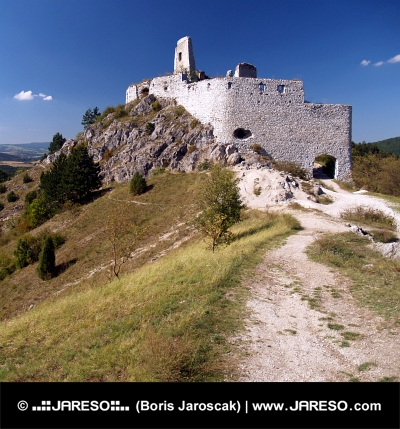 Ruiny Čachtického hradu na skalnatom kopci