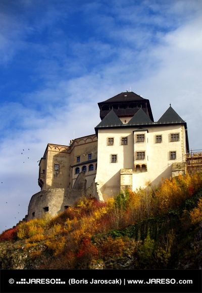 Trenčiansky hrad na jeseň a modrá obloha