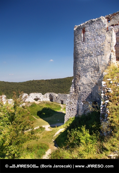 Donjon Čachtického hradu