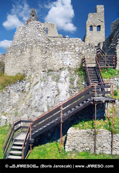 Interiér a schody na hrade Beckov